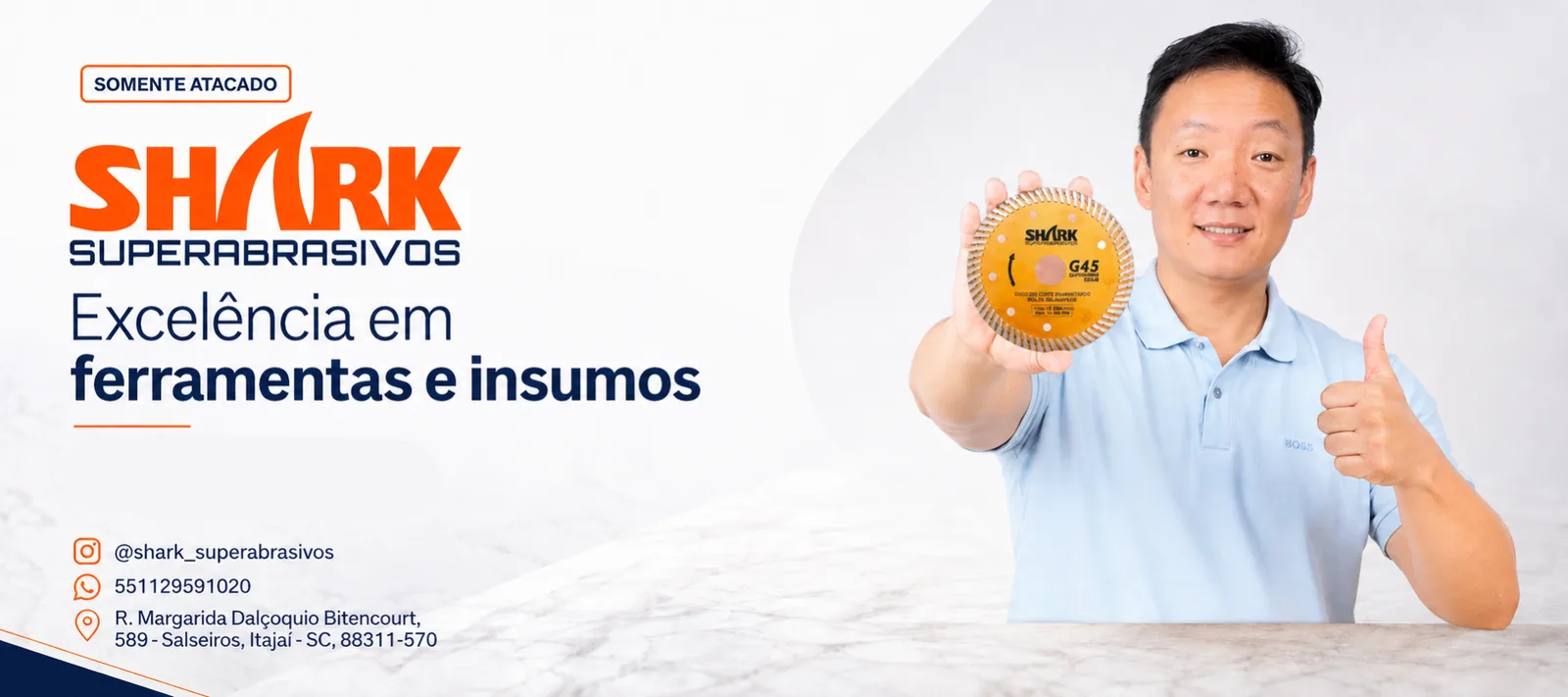 Shark Superabrasivos, excelência em ferramentas e insumos, somente atacado: profissional apresentando disco de corte diamantado G45