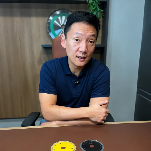 Representante da Shark Superabrasivos no escritório com discos diamantados sobre a mesa