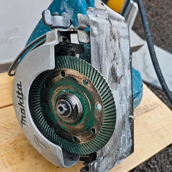 Serra mármore Makita com disco diamantado Shark instalado em uso